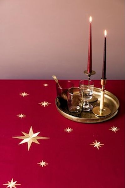 Hovedbilde Duk 140x340 - Mørk rød m/ gullbroderte stjerner